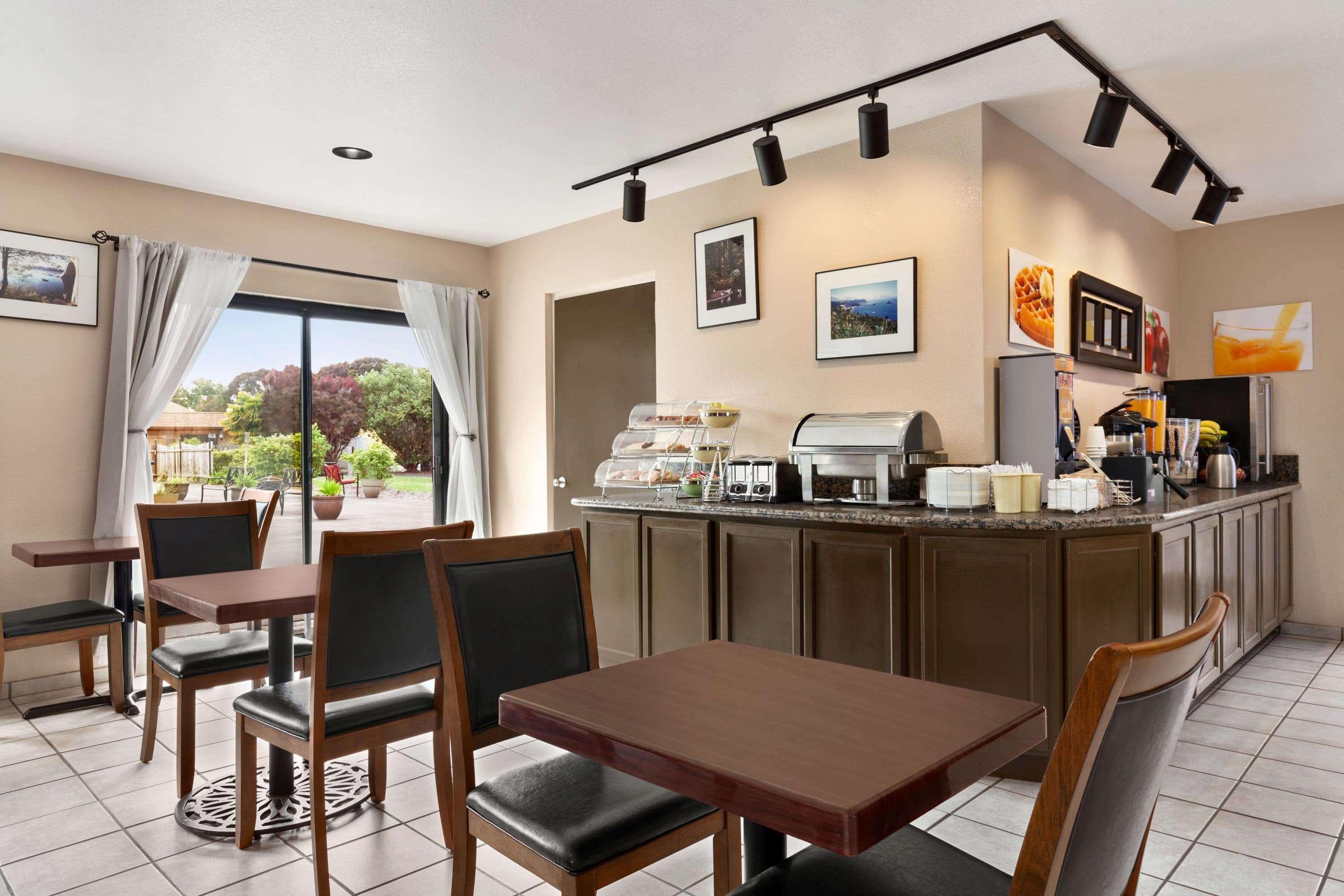 Ramada By Wyndham Arcata Hotel Екстериор снимка