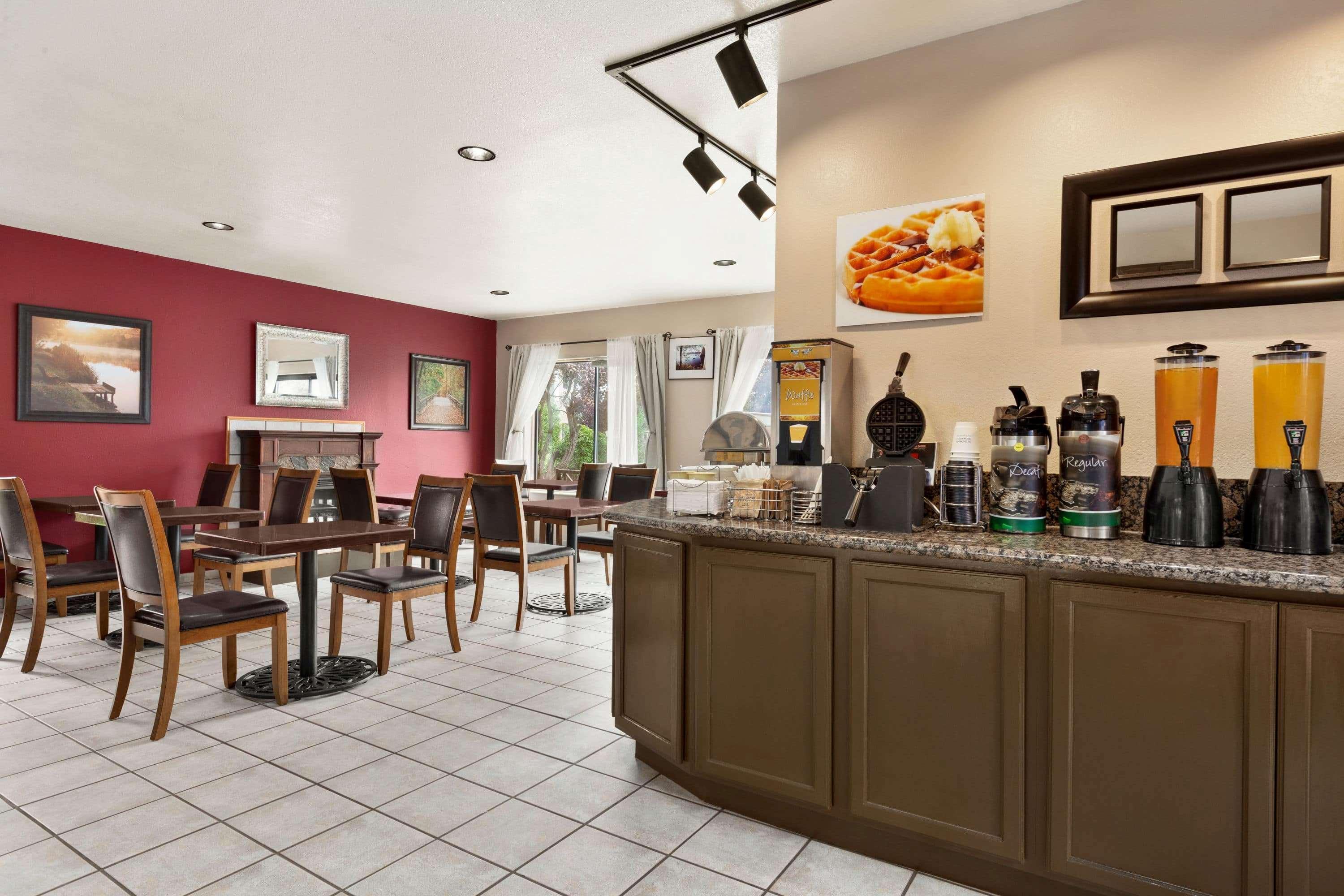Ramada By Wyndham Arcata Hotel Екстериор снимка